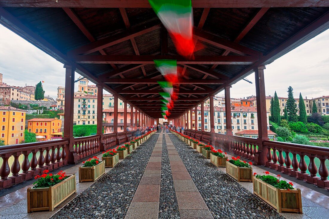 Die Ponte Vecchio, Alte Brücke oder Ponte degli Alpini, die Brücke von Alpini, ist die überdachte Holzpontonbrücke, die 1569 von dem Architekten Andrea Palladio entworfen wurde. Die Brücke befindet sich in Bassano del Grappa und wurde oftmals zum letzten 