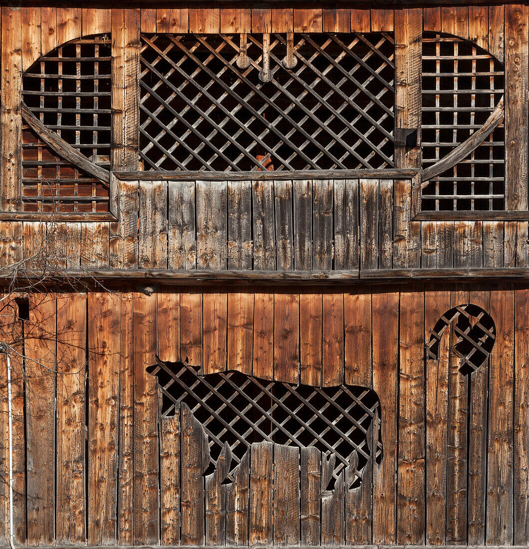 Europa, Italien, Venetien, Belluno, Zoldo, Detail an der Fassade einer charakteristischen Holzstube in den Dolomiten