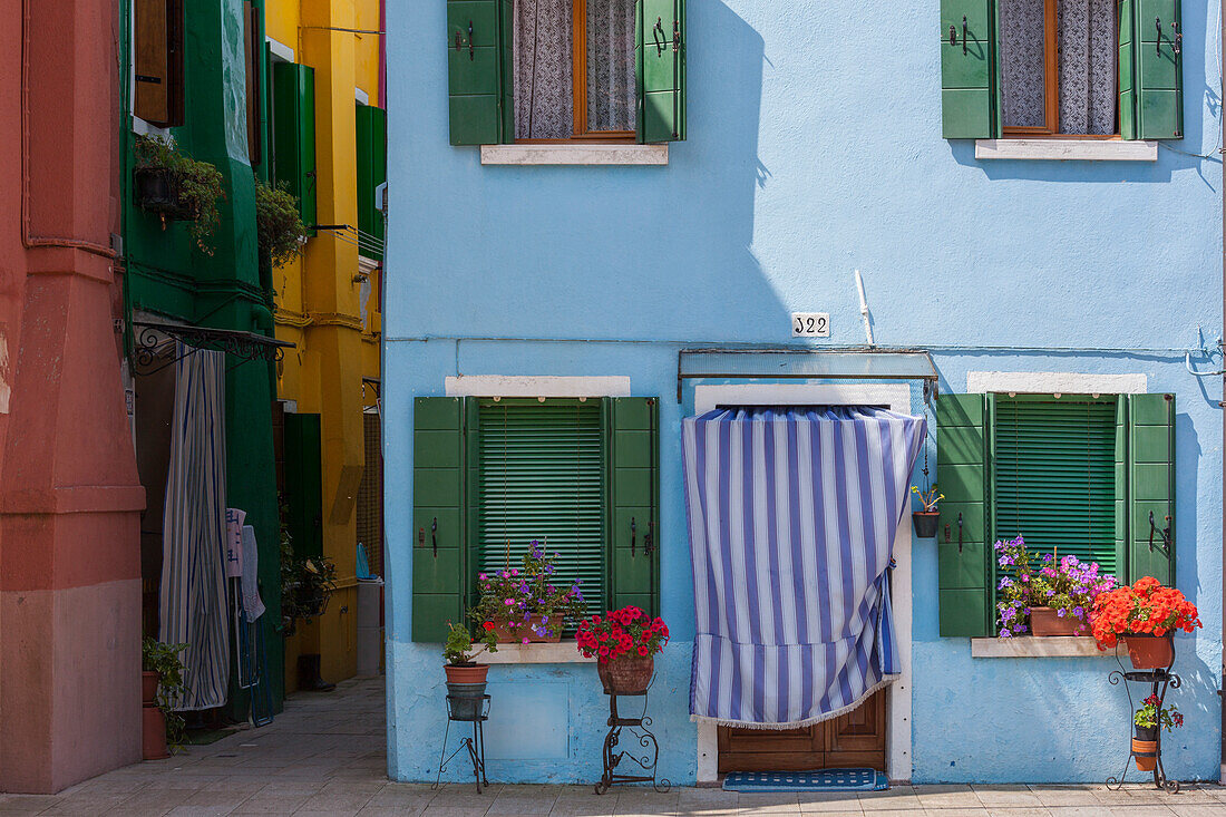 Details der farbigen Häuser der Insel Burano, Venedig, Venetien, Italien