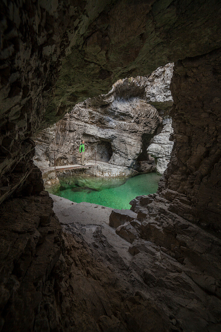 Dolomiten, Belluno, Veneto, Italien, Man erforscht die Schlucht des Soffia-Wasserfalls, Mis-Tal