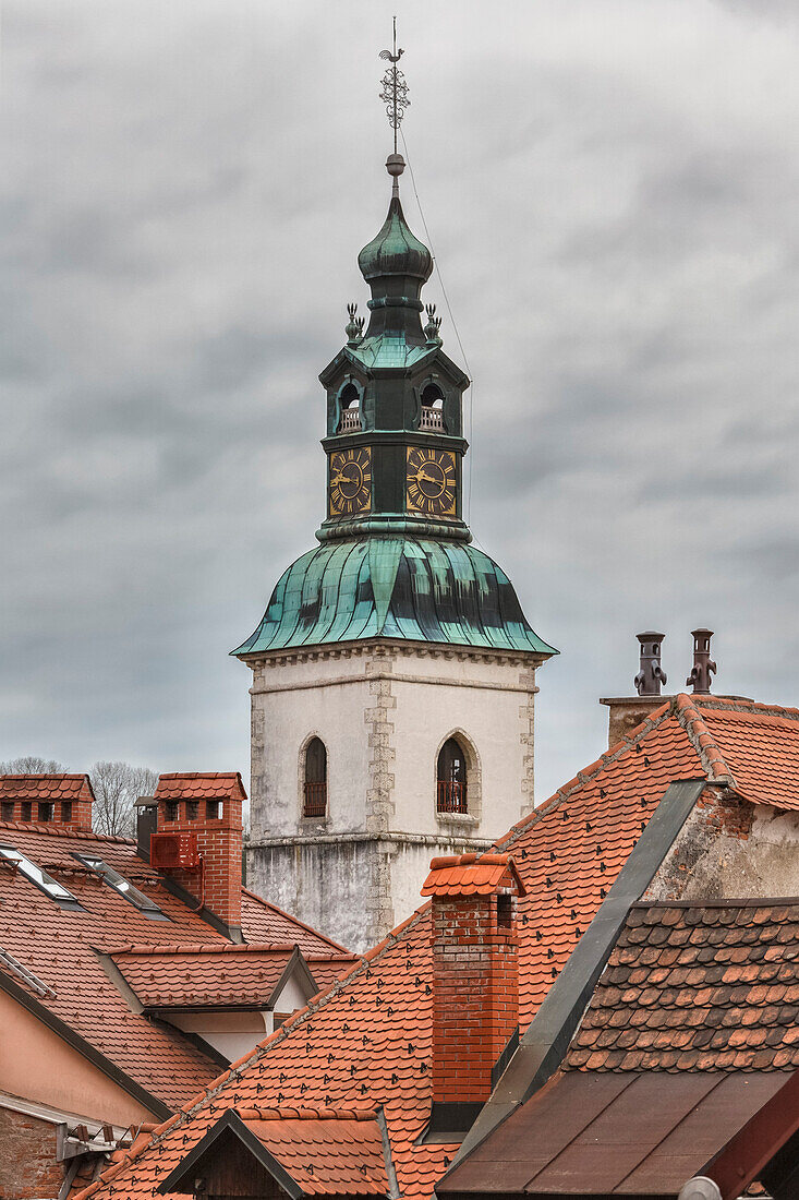 Europa, Slowenien, Skofia Loka, Der Glockenturm und die Dächer in der Altstadt