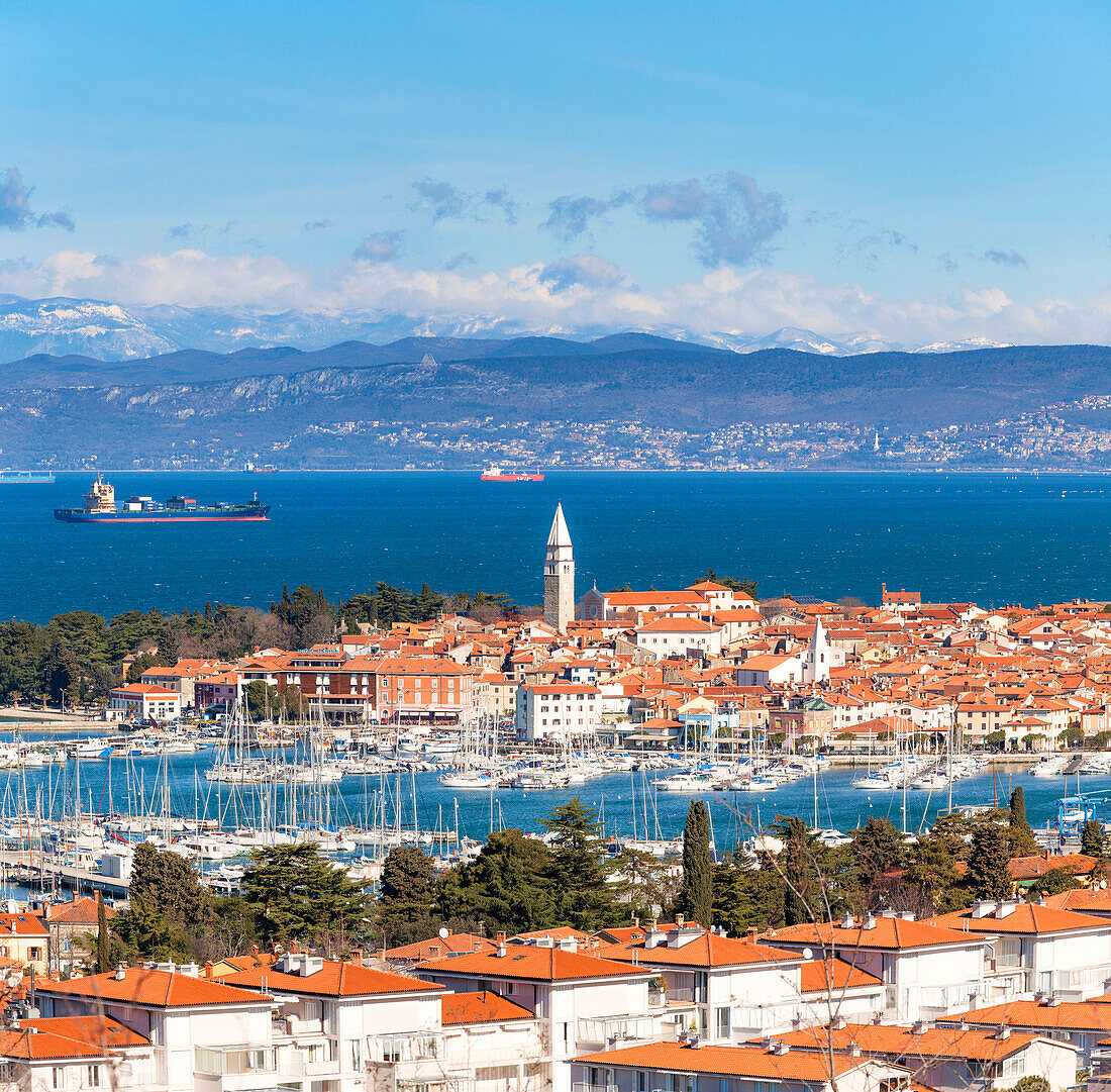 Europa, Slowenien, Istrien, Panoramablick auf die Bucht und den Yachthafen von Izola, Slowenisch Litoral