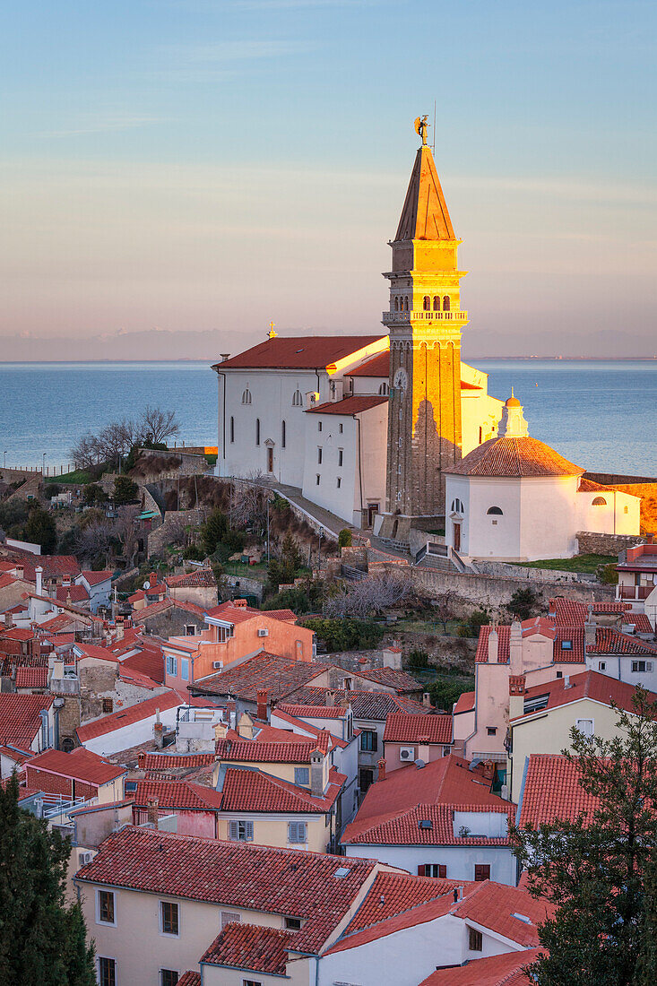 Europa, Slowenien, Istrien, Piran, Primorska, Die Kirche von St. George und die antike Stadt Piran