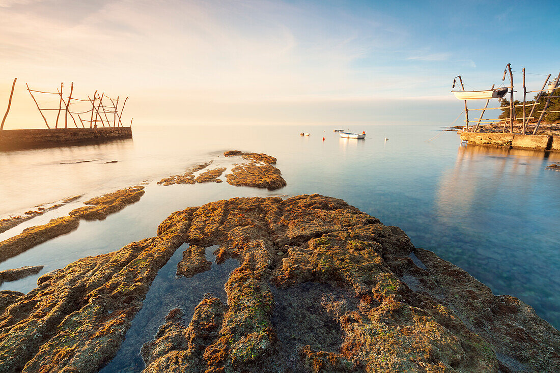 Europa, Kroatien, Istrien, Adriaküste, Umag, Dorf Savudrija, Fischerboot am Wasser bei Sonnenuntergang