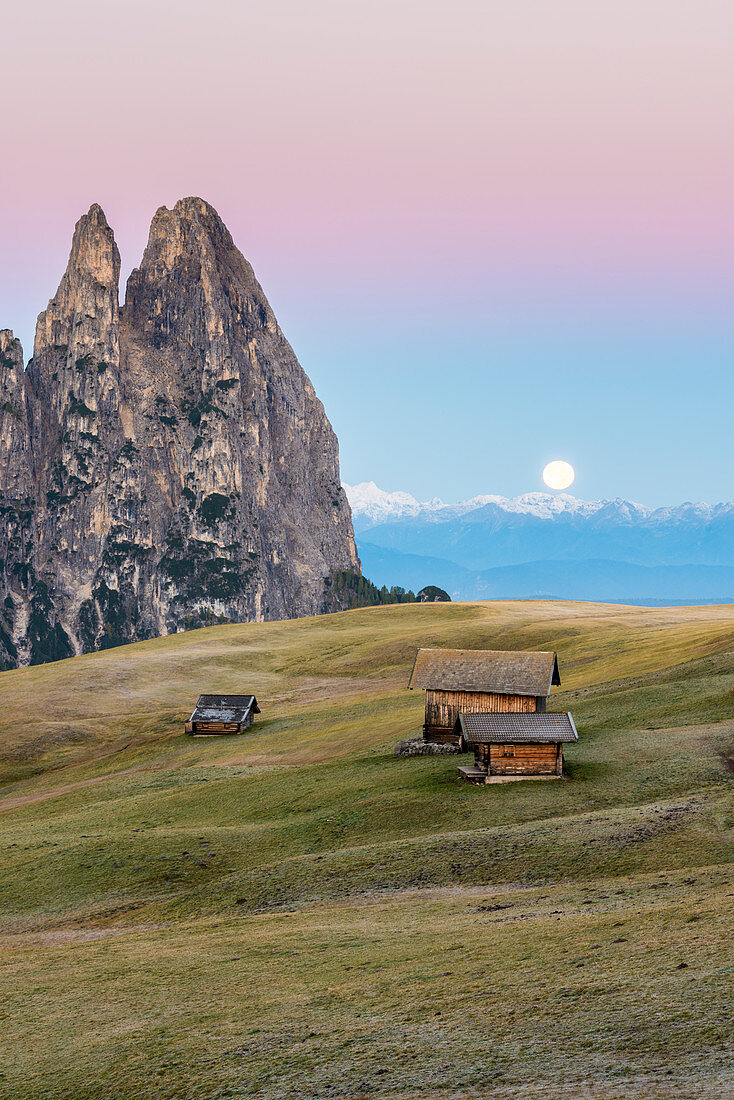 Alpe di Siusi, Seiser Alm, Dolomites, South Tyrol, Italy, Sunset on the Alpe di Siusi, Seiser Alm