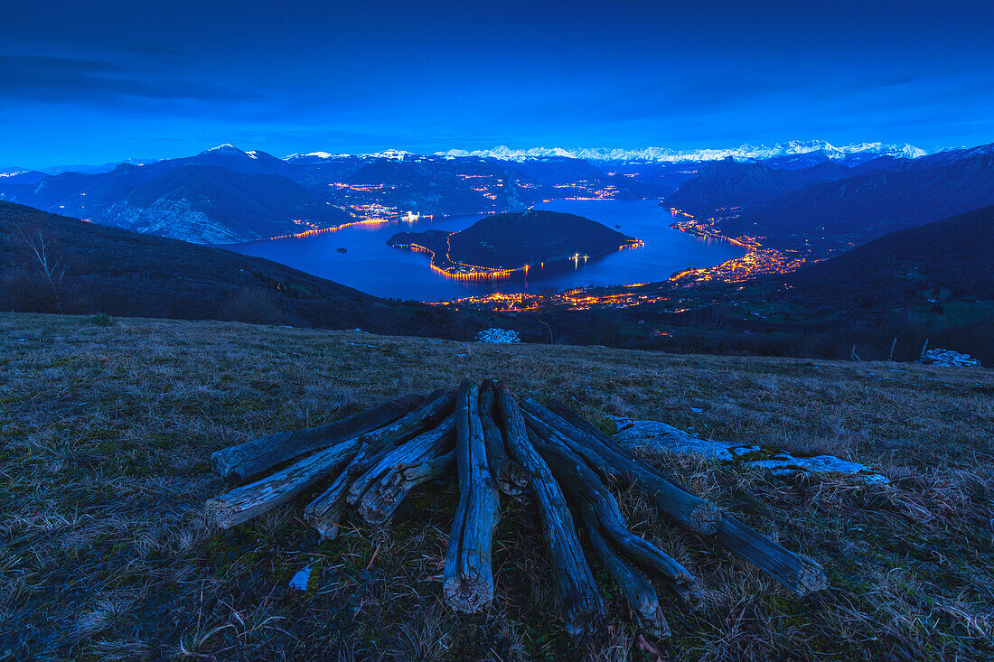 Sonnenaufgang über den Iseosee, Provinz Brescia, Region Lombardei, Italien