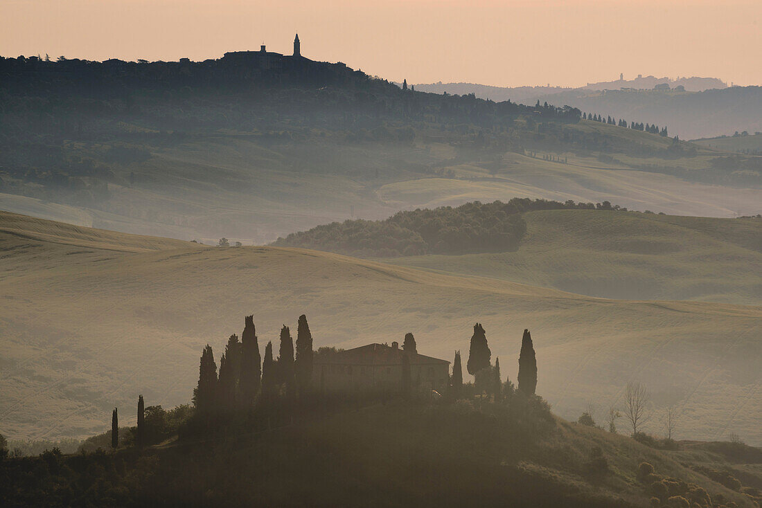 Europe, Italy, Belvedere farmhouse at dawn, province of Siena, Tuscany