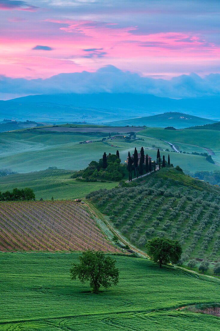 Europa, Italien, Belvedere Bauernhaus in der Morgendämmerung, Provinz Siena, Toskana