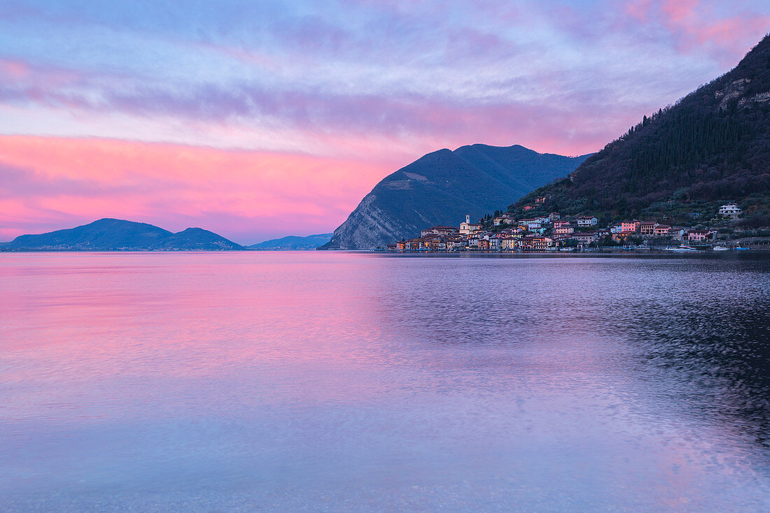 Peschiera Maraglio im Morgengrauen, Montisola, Provinz Brescia, Italien, Lombardei Bezirk