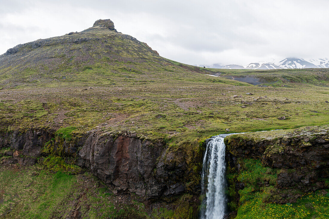 Bewölkter Tag auf dem Laugavegur Trekking zu glaciesr Eyjafjallajokull und Mýrdalsjökull, ein Wasserfall von Skogar River - Sommer - Island