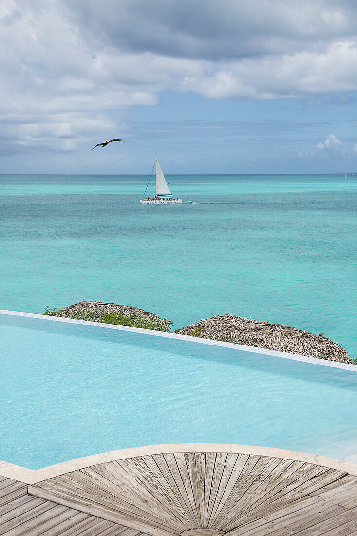 Pool vor dem türkisfarbenen Wasser des Karibischen Meeres Ffryes Beach Sheer Rocks Antigua und Barbuda Leeward Island West Indies