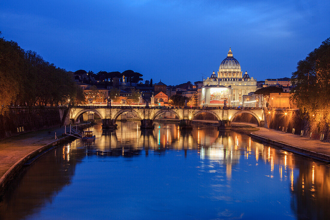 Dämmerung am Tiber mit Brücke Umberto I und der Basilika San Pietro in Vaticano im Hintergrund Rom Lazio Italien Europa