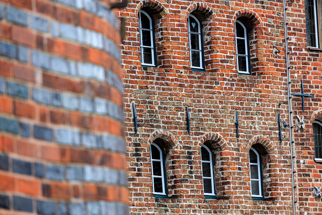 Details von Fenstern und Architektur des gotischen Gebäudes Holstentor von Lübeck Schleswig Holstein Deutschland Europa