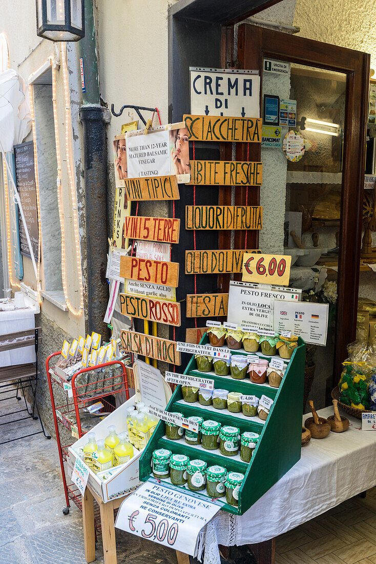 Gourmet-Produkte und typisches Essen in den Geschäften der alten Gassen von Portovenere La Spezia Provinz Ligurien Italien Europa