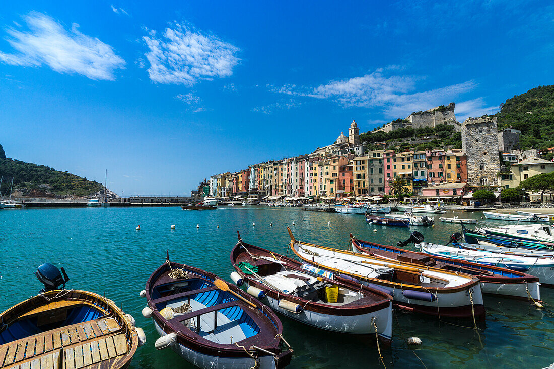 Boote im blauen Meer Rahmen der typischen farbigen Häuser von Portovenere La Spezia Provinz Ligurien Italien Europa