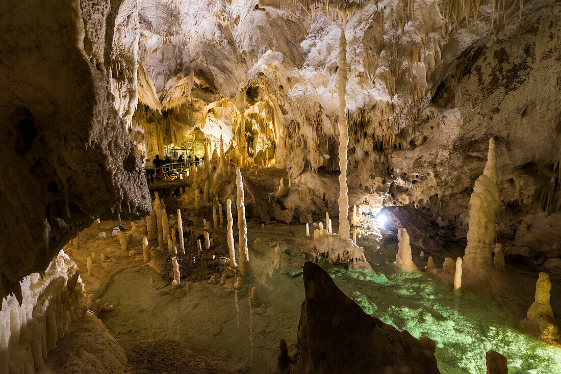 Frasassi Höhlen mit Stalaktiten und Stalagmiten spiegelt sich in der natürlichen Pool Genga Provinz Ancona Marche Italien Europa