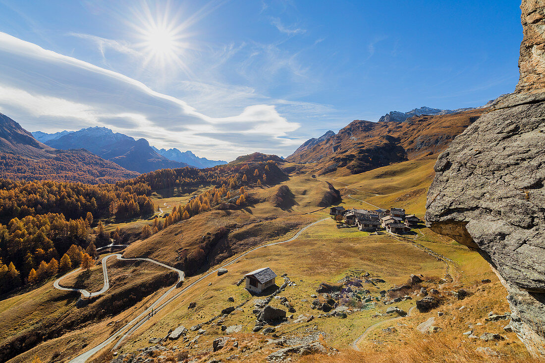 Berghütten umrahmt von bunten Wäldern im Herbst Grevasalvas Plaun da Lej Oberengadin Kanton Graubünden Schweiz Europa