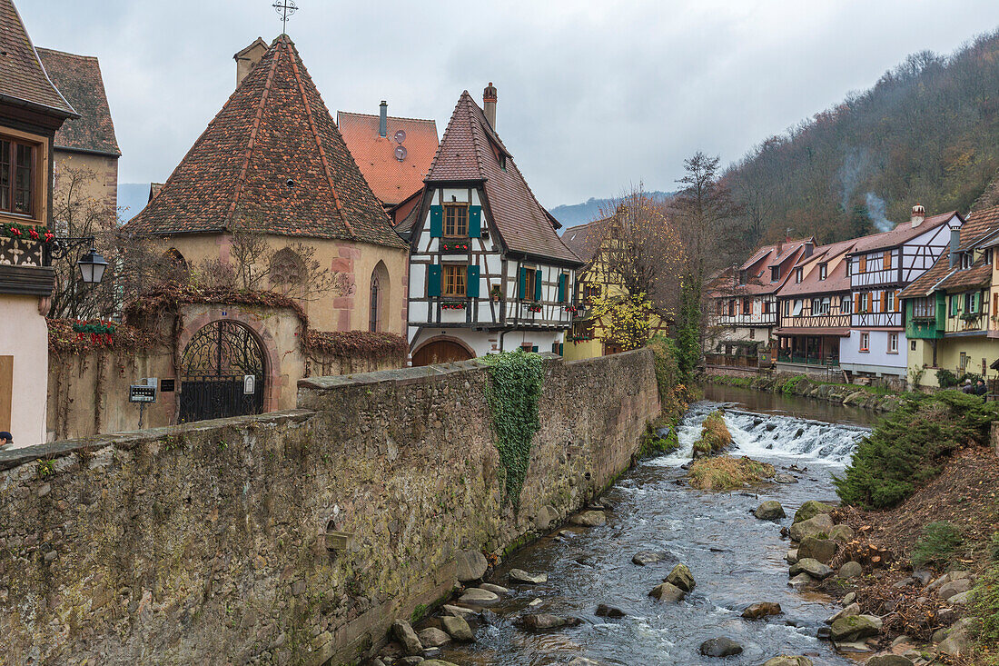 Typische Architektur der alten mittelalterlichen Stadt und Brücke am Fluss Weiß Kaysersberg Haut-Rhin Abteilung Elsaß Frankreich Europa