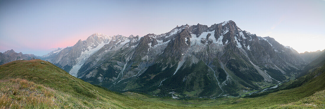Panorama der felsigen Kämme des Mont de la Saxe bei Sonnenaufgang Courmayeur Aostatal Italien Europa