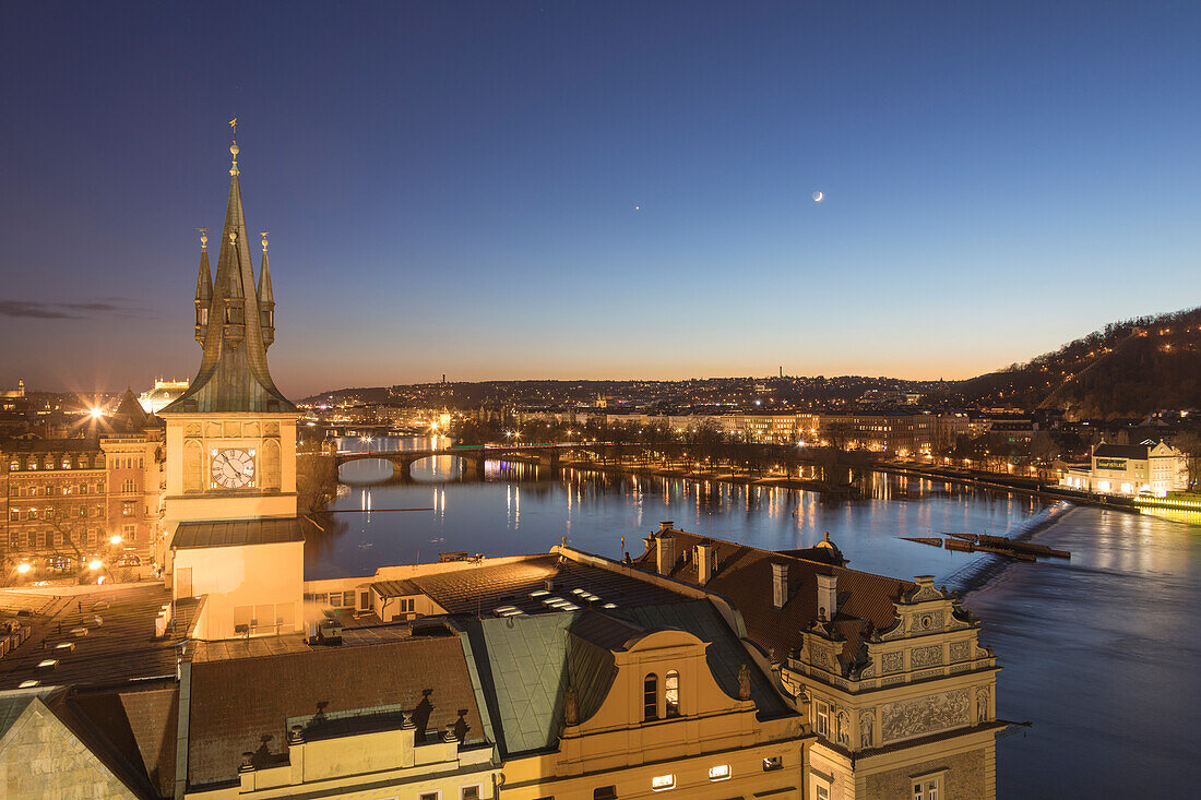 Moldau, Moldava, Fluss umrahmt von der Uhr Turm und alten Brücken in der Dämmerung Prag Tschechische Republik Europa