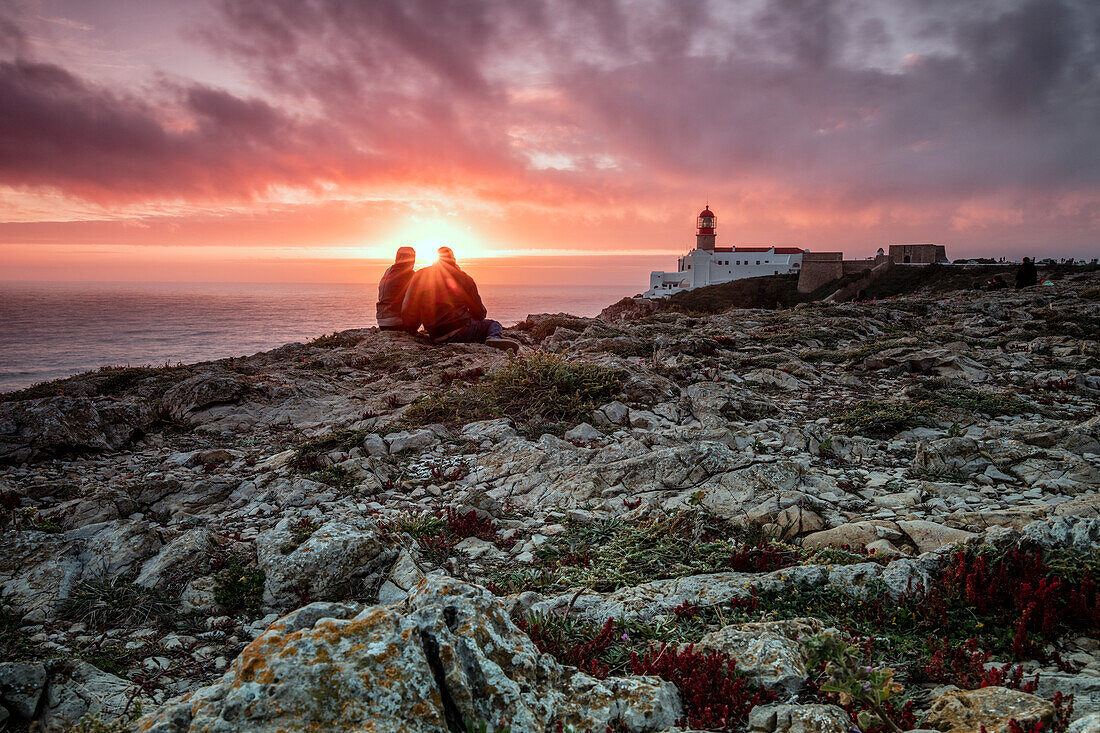 Rosa Himmel bei Sonnenuntergang Frames der Leuchtturm mit Blick auf den Atlantischen Ozean Cabo De Sao Vicente Sagres Algarve Portugal Europa