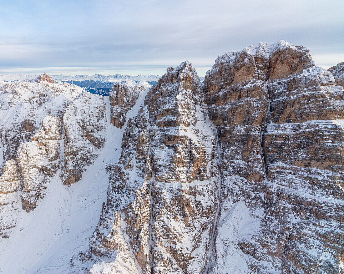Luftaufnahme der schneebedeckten Gipfel des Monte Cristallo Cortina D'Ampezzo Dolomiten Provinz Belluno Venetien Italien Europa