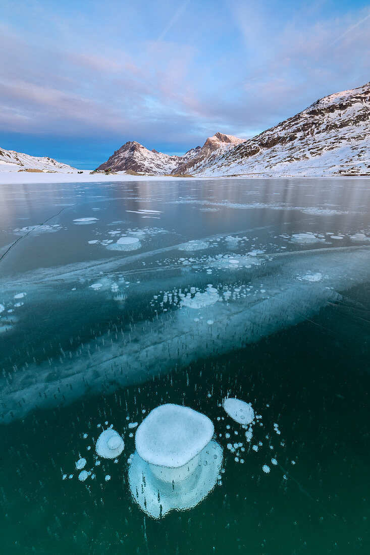 Eisblasen rahmen die schneebedeckten Gipfel spiegelt sich im Lago Bianco Bernina Pass Kanton Graubünden Engadin Schweiz Europa