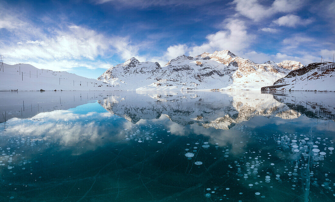 Panorama von Eisbläschen und gefrorene Oberfläche des Lago Bianco im Morgengrauen Bernina Pass Kanton Graubünden Engadin Schweiz Europa