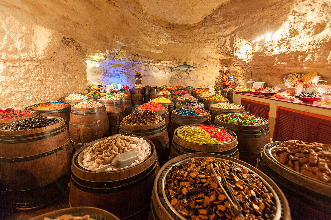 Das Innere des Geschäftes der lokalen Nahrung und der Gewürze errichtet in einer Felsenhöhle Bonifacio Korsika Frankreich Europa