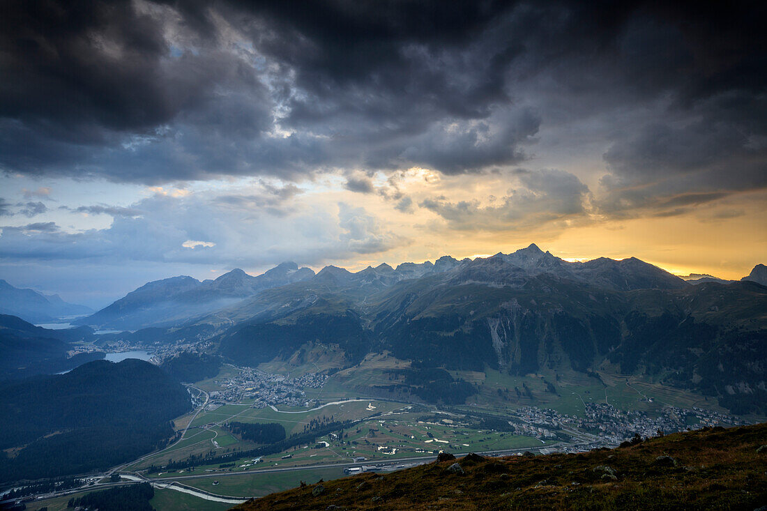 Sonnenuntergang Himmel und dunkle Wolken auf den felsigen Gipfeln von Muottas Muragl St, Moritz Engadine Kanton Graubünden Schweiz Europa