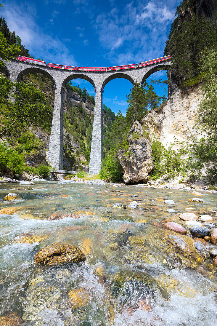 Der alpine Strom fasst den Bernina Express Zug auf Landwasser Viadukt Filisur Albulatal Kanton Graubünden Schweiz Europa