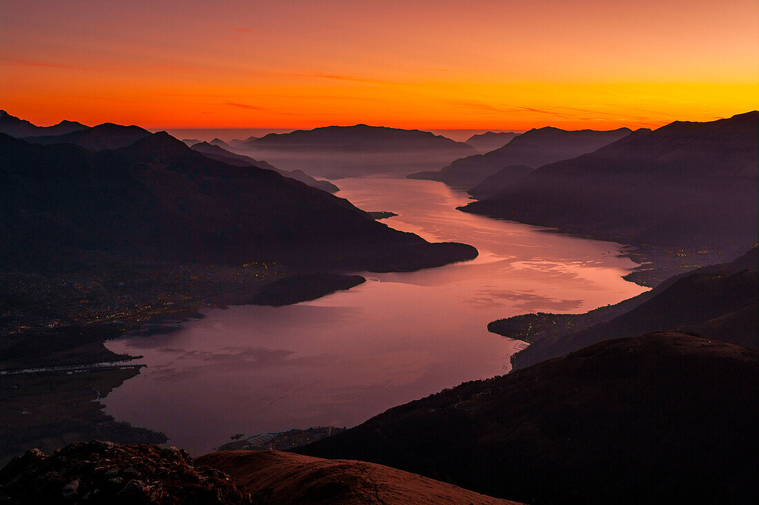 Sonnenuntergang über Como See von Monte Berlinghera, Lombardei, Italien