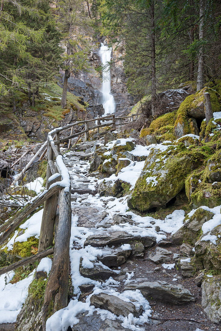 Niedriger Wasserfall Saent, Europa, Italien, Trentino Alto Adige, Trento Bezirk, Rabbi Tal, Stilfserjoch Naturpark