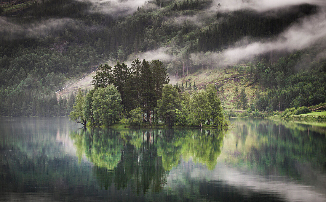 Kleine Insel in einen Fjord bei Bergen, Norwegen