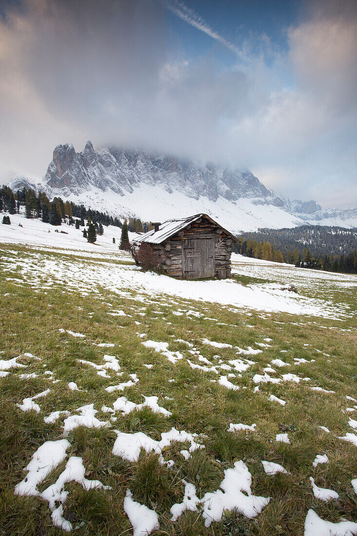 Sonnenaufgang bei Malga Gampen, Naturpark Puez Odle, Südtirol, Italien