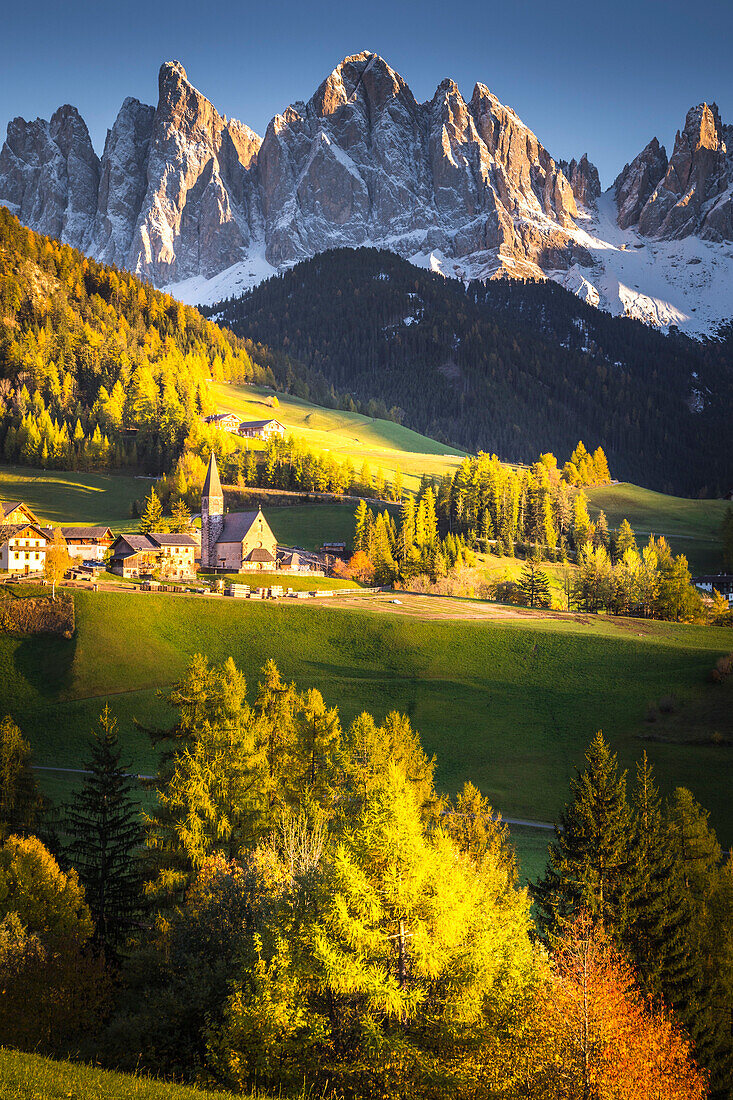 Val di Funes, Trentino Alto Adige, Italien, Santa Magdalena Dorf und Odle Berg bei Sonnenuntergang