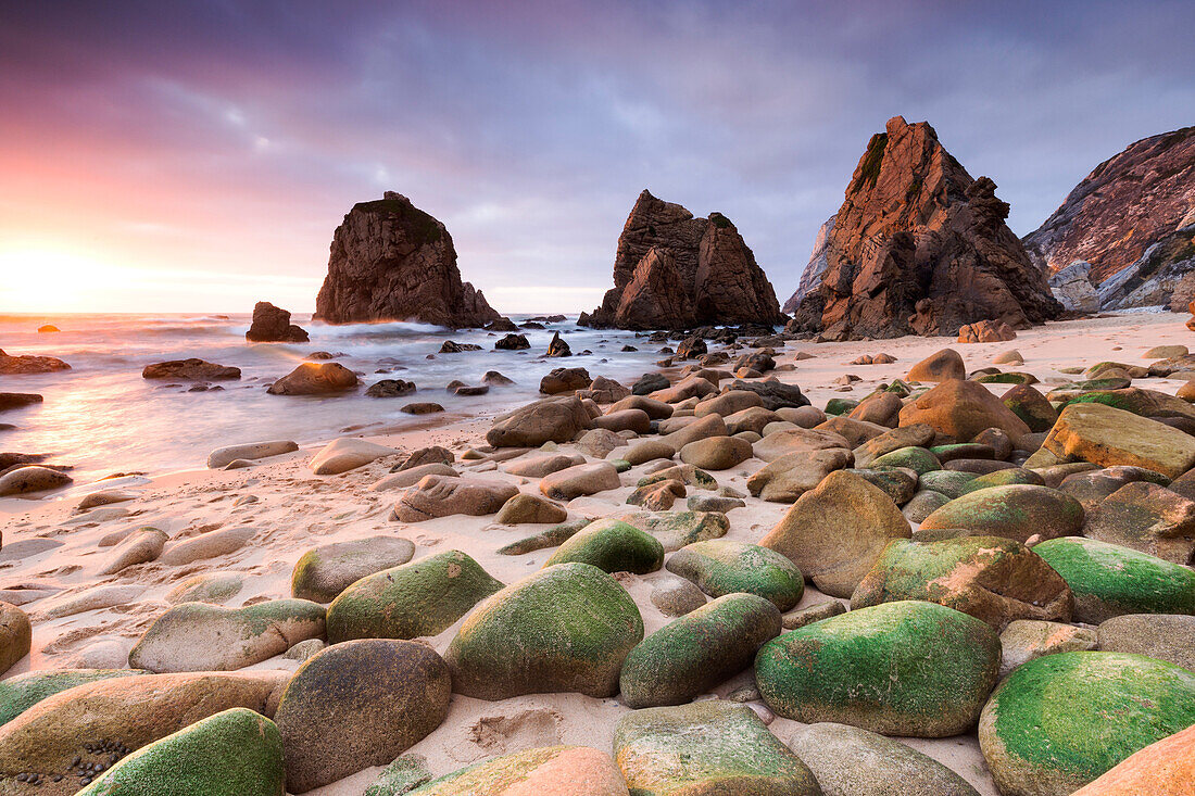 Atemberaubender Sonnenuntergang über Strand Ursa, Sintra, Portugal