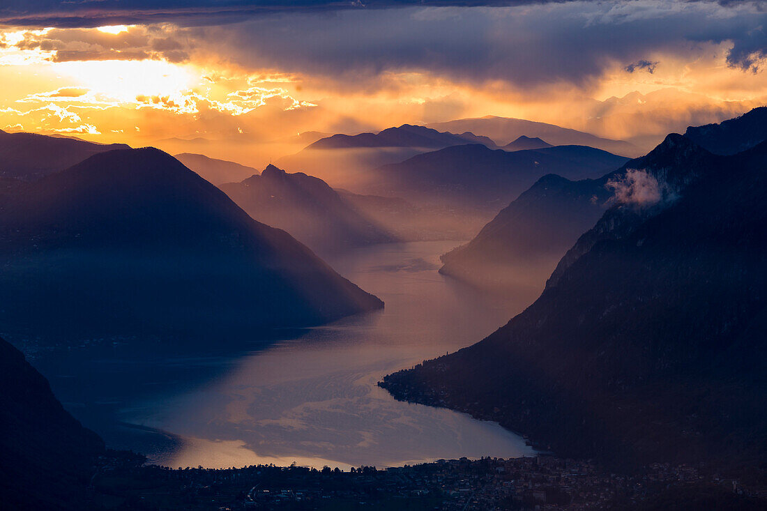 Sonnenuntergang in den Bergen und dem Luganer See, Lugano, Schweiz