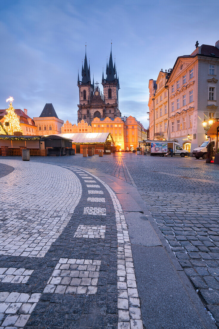 Die Kirche der Heiligen Maria von Tyn fotografierte während Weihnachten, Prag, Tschechische Republik