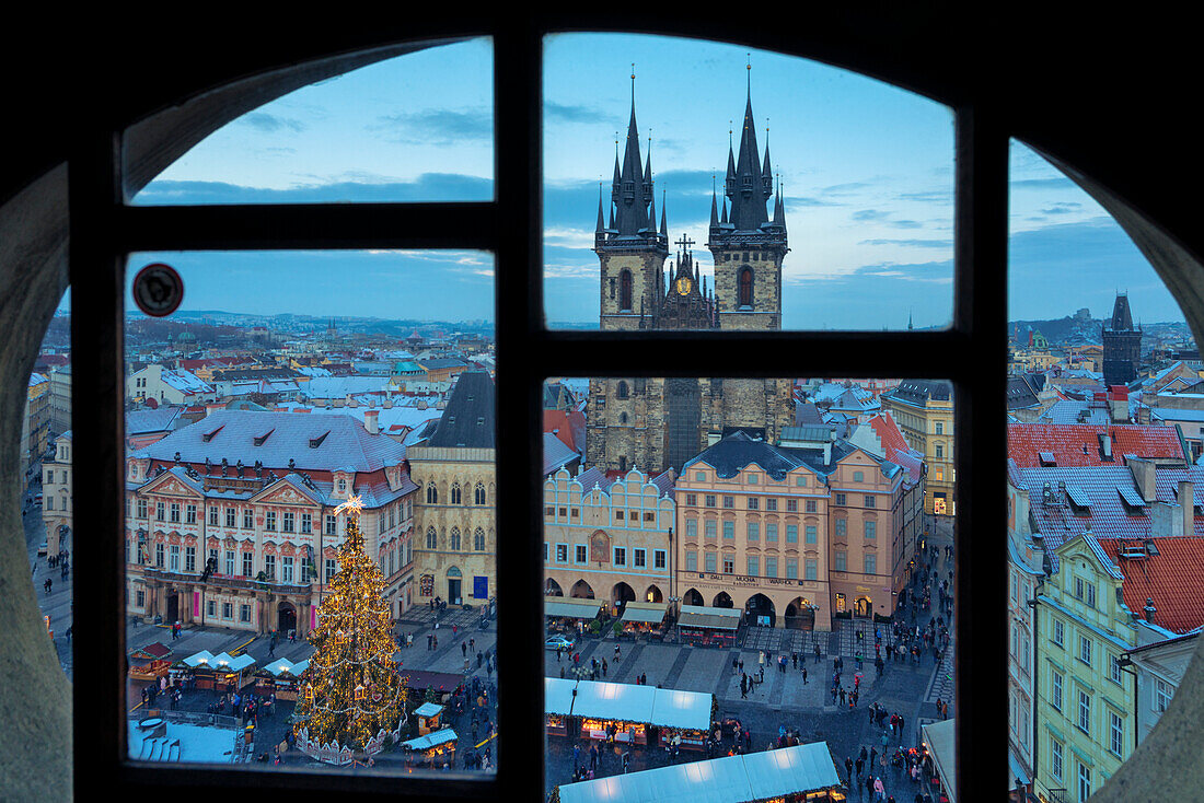 Die Kirche Unserer Lieben Frau vor Tyn fotografierte aus einem Fenster des Uhrturms, Prag, Tschechische Republik