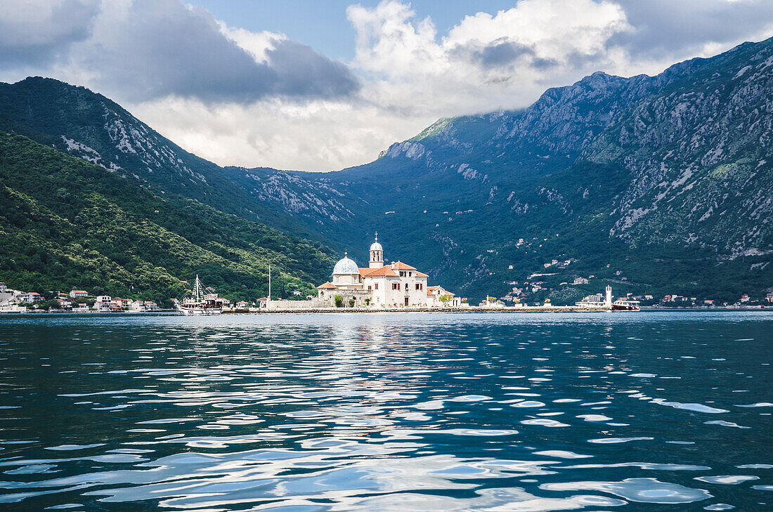 Unsere Dame der Felsen, mit Bergen im Hintergrund, Bucht von Kotor, Montenegro