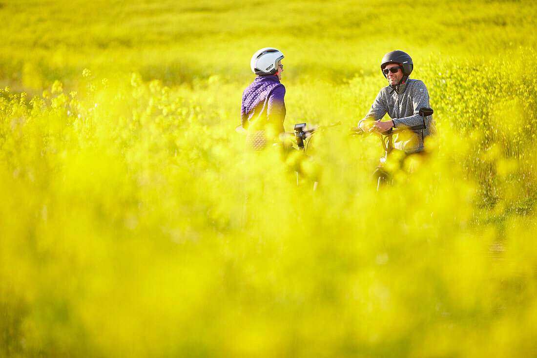 Mann und Frau, eBike durch Senffeld, Münsing, Oberbayern, Deutschland