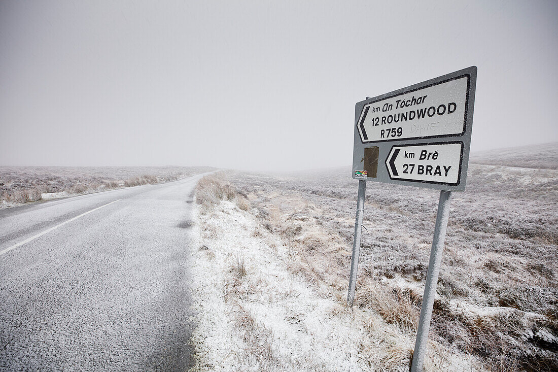 Dünner Neuschnee auf Strasse , Wicklow Mountains, County Wicklow, Irland