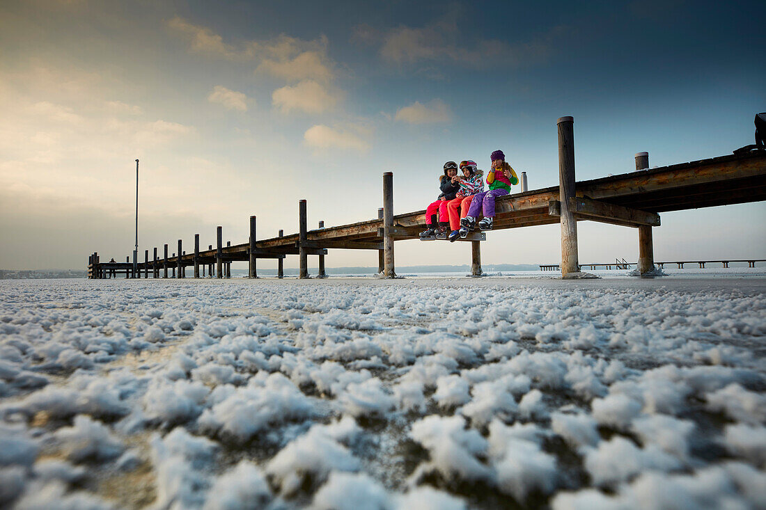 Kinder auf Steg an zugeforenem Starnberger See, Ambach, Oberbayern, Bayern, Deutschland