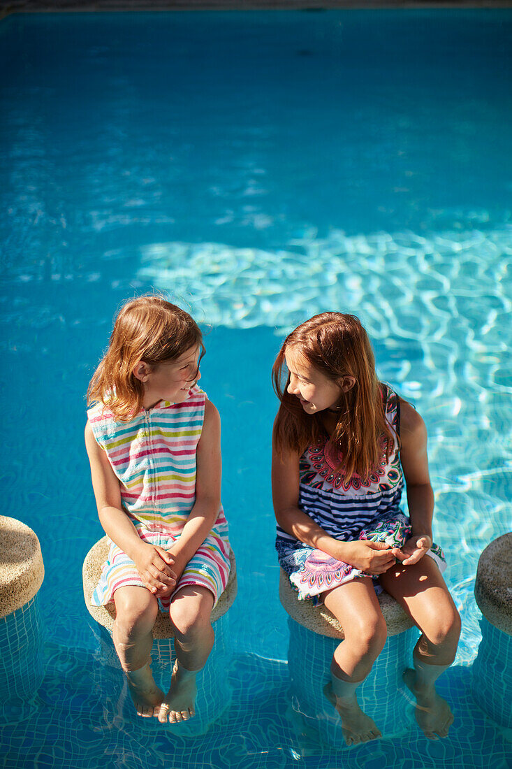 2 Mädchen am Pool eines Ferienhauses , Andalusien, Südwestküste Spanien, Atlantik, Europa