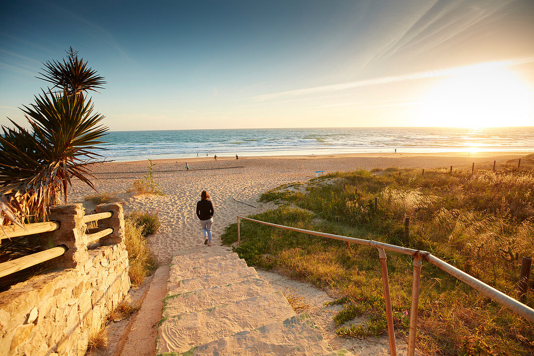 Frau geht Treppe zum Strand hinunter , Andalusien, Südwestküste Spanien, Atlantik, Europa