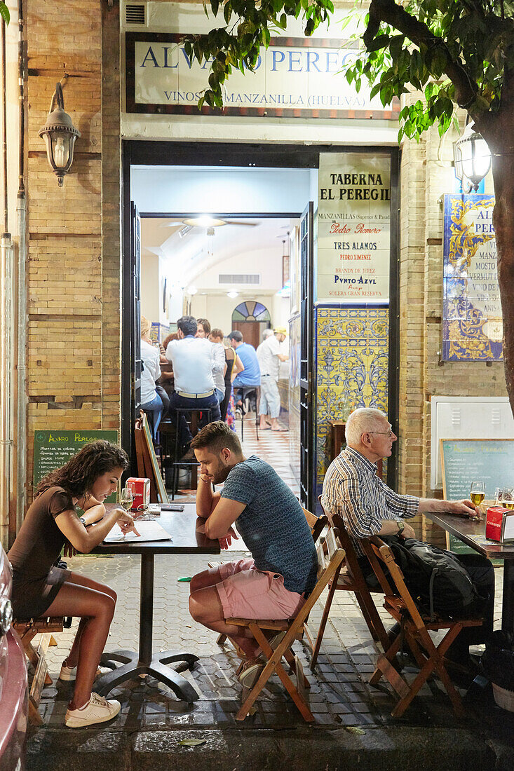 Altstadtkneipe im Barrio Sabnta Cruz, , Sevilla, Andalusien, Spanien, Europa