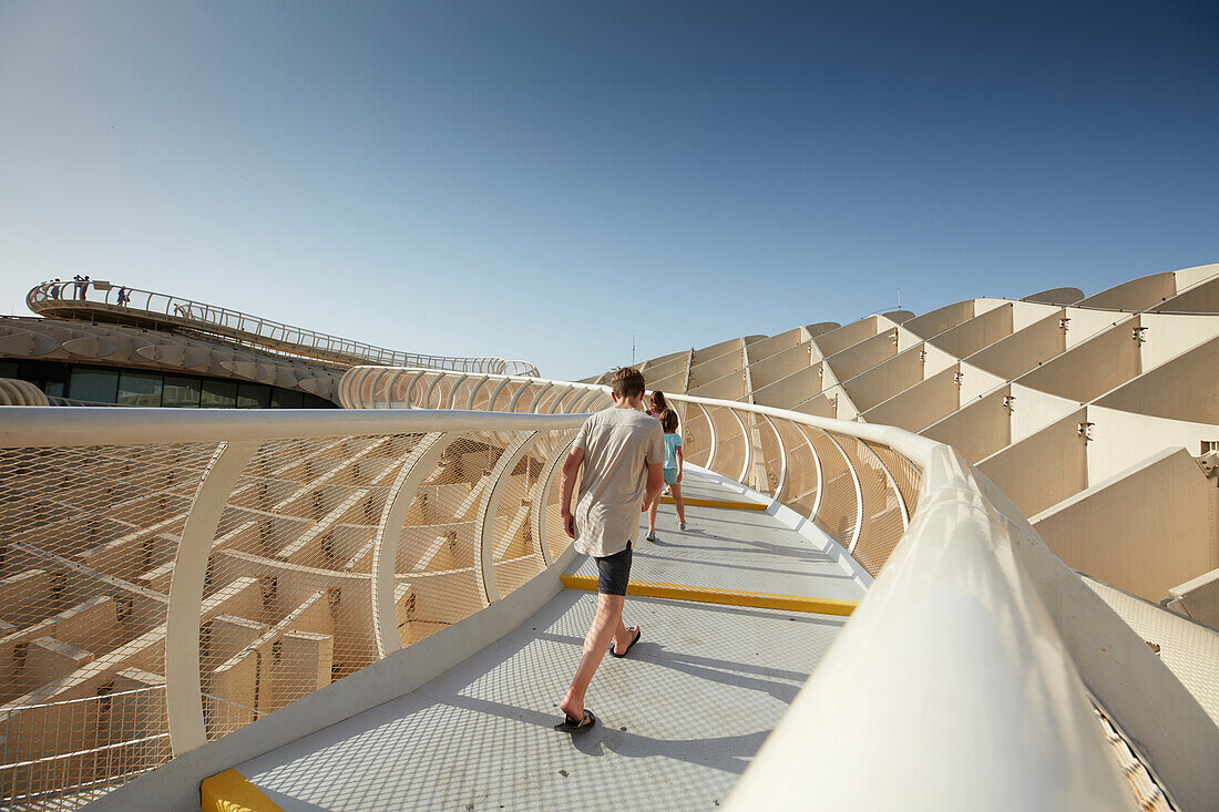 Kinder auf der Aussichtsplattform des Metropol Parasol , Sevilla, Andalusien, Spanien, Europa