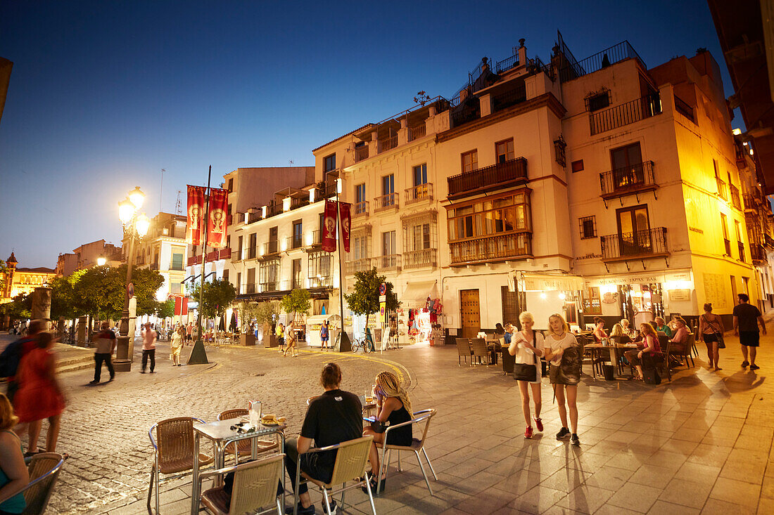 Strassencafes  auf dem Platz vor der Kathedrale , Sevilla, Andalusien, Spanien, Europa