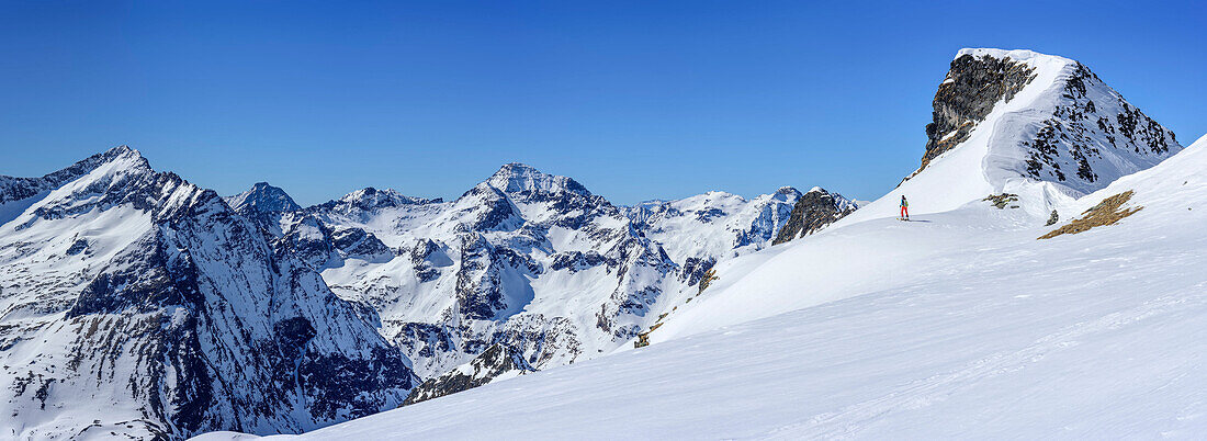 Panorama mit Frau auf Skitour blickt auf Schladminger Tauern mit Waldeck und Hochgolling, Hochwildstelle, Schladminger Tauern, Niedere Tauern, Steiermark, Österreich